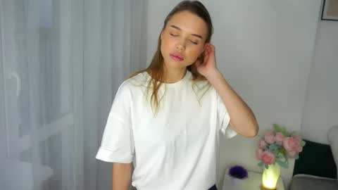 Snapshot of gwendacaloca chatting on 12.17.25 Kira online show from 12.17.25