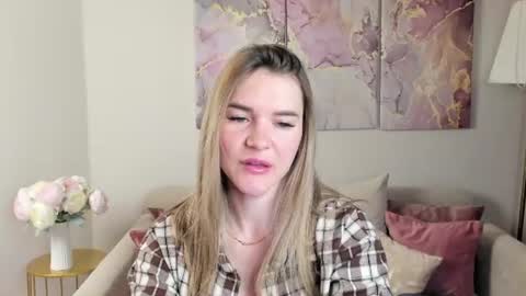 Snapshot of gwensmitt chatting on 06.22.26 gwensmitt online show from 06.22.26