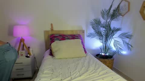 Hadid online show from 04.08.26