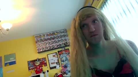 Snapshot of hamptoncriz chatting on 09.25.25 Sissy Sarah-Louise online show from 09.25.25