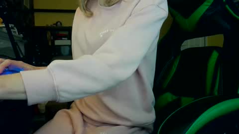 Snapshot of hamptoncriz chatting on 02.26.26 Sissy Sarah-Louise online show from 02.26.26