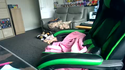 Snapshot of hamptoncriz chatting on 04.16.26 Sissy Sarah-Louise online show from 04.16.26