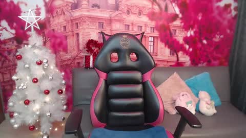 Snapshot of hanaku_8 chatting on 12.18.24 Hanaku online show from 12.18.24