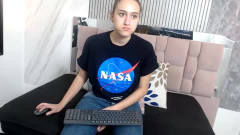 Snapshot of hanna__palmer1 chatting on 11.30.25 Hanna Palmer online show from 11.30.25