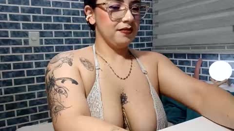 Snapshot of hanna_moons chatting on 04.18.26 hanna_moons online show from 04.18.26