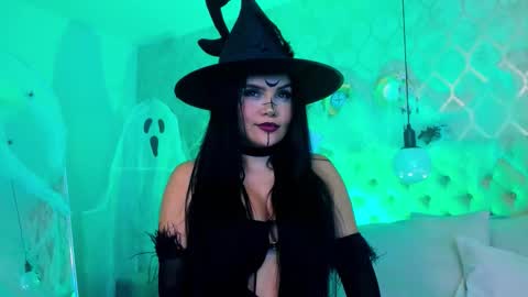 Hanna Brunn  online show from 10.31.25