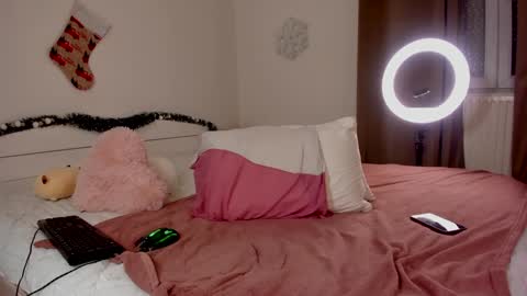 HannahIm a simple girl who likes gifts Lovense is activeThere are legends that in this room all your wish can come true online show from 01.14.25