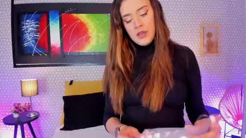 Snapshot of hannadowling_gh chatting on 10.12.25 Hanna online show from 10.12.25