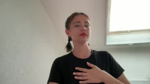Snapshot of hannahinto chatting on 06.22.26 hannahinto online show from 06.22.26