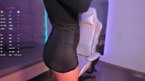 hannahmonttgomery  Help me reach 100 Hands up online show from 02.12.26