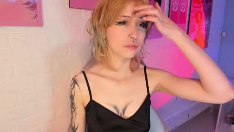 Snapshot of hannahpage chatting on 09.17.25 Hannah online show from 09.17.25
