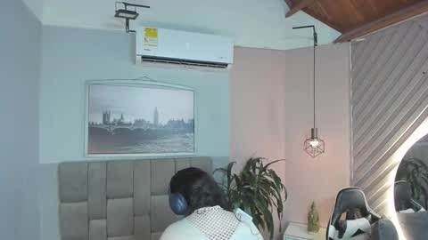 Snapshot of hanny_milf_ chatting on 09.11.25 HANNY online show from 09.11.25