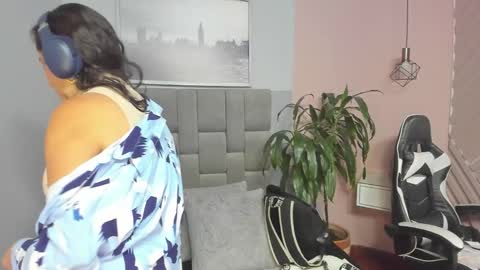 Snapshot of hanny_milf_ chatting on 09.16.25 HANNY online show from 09.16.25