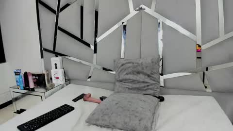 Snapshot of hanny_watson chatting on 02.15.25 hanny_watson online show from 02.15.25