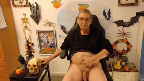 Snapshot of hansi63 chatting on 10.22.25 charly online show from 10.22.25