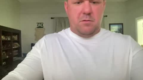 Snapshot of happilymarr1ed chatting on 11.19.25 DadBod online show from 11.19.25