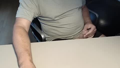 Snapshot of happybugger chatting on 09.21.25 Cum for you online show from 09.21.25