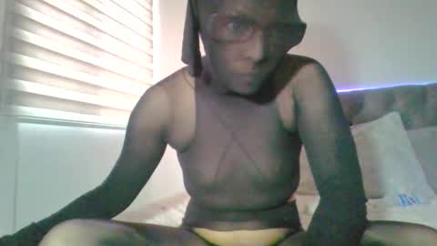 Snapshot of harmony_pantyhose chatting on 11.23.25 Emma online show from 11.23.25