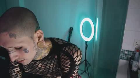 Snapshot of hatsumotokyoto chatting on 10.15.25 More content   2   online show from 10.15.25