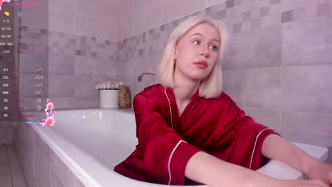 Snapshot of heaven_blonde chatting on 01.09.25 Our names are Anette and Alice online show from 01.09.25