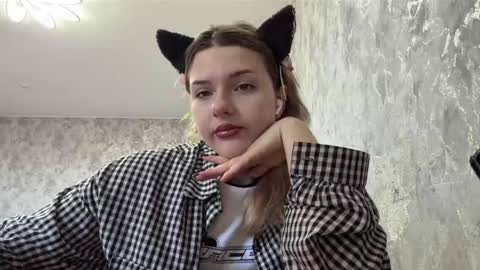 Snapshot of hedwighutzel chatting on 05.10.26 Nessie online show from 05.10.26