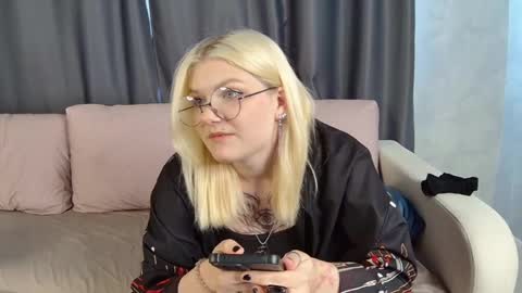Snapshot of heidipierce chatting on 05.22.26 Emma online show from 05.22.26