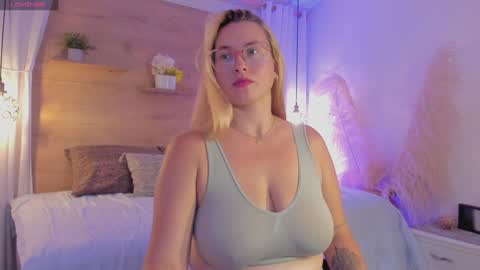 Snapshot of heidishayk chatting on 12.31.24 ANTARA REY online show from 12.31.24