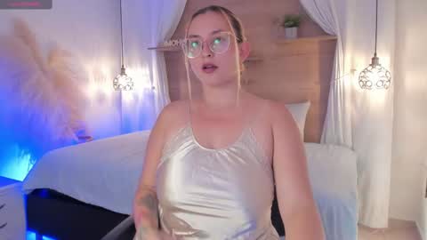 Snapshot of heidishayk chatting on 02.21.25 ANTARA REY online show from 02.21.25