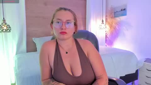 Snapshot of heidishayk chatting on 04.21.26 ANTARA REY online show from 04.21.26