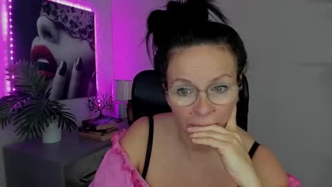 Snapshot of helen_79 chatting on 09.20.25 Helen online show from 09.20.25