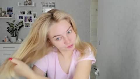 Snapshot of helen_angel_girl chatting on 10.15.25 Helen sven online show from 10.15.25