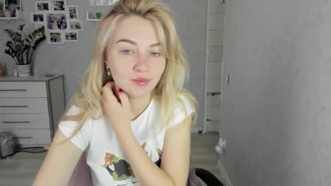 Snapshot of helen_angel_girl chatting on 10.16.25 Helen sven online show from 10.16.25