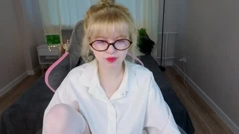 Snapshot of helen_carson chatting on 05.26.26 Helen Carson online show from 05.26.26
