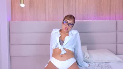 Snapshot of helenafoumier chatting on 02.28.26 helenafoumier online show from 02.28.26