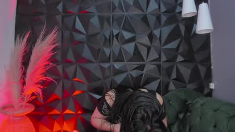 Helena Saenz online show from 12.15.25