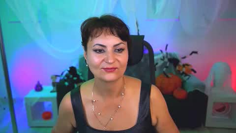 Snapshot of helenbeler chatting on 10.24.25 helenbeler online show from 10.24.25