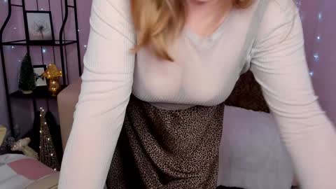 Snapshot of helens_lov chatting on 12.17.24 Helen online show from 12.17.24