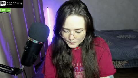 Snapshot of hell_hotline chatting on 12.19.24 Red online show from 12.19.24