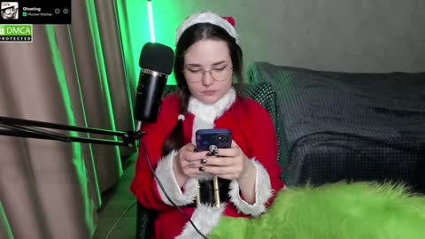 Snapshot of hell_hotline chatting on 12.24.24 Red online show from 12.24.24