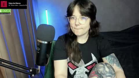 Snapshot of hell_hotline chatting on 10.10.25 Red online show from 10.10.25