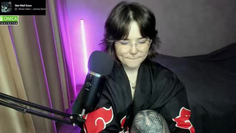 Snapshot of hell_hotline chatting on 10.16.25 Red online show from 10.16.25