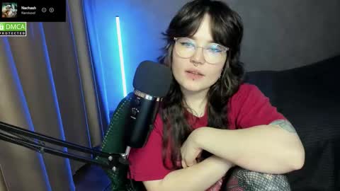 Snapshot of hell_hotline chatting on 10.19.25 Red online show from 10.19.25
