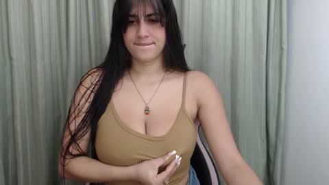 Snapshot of hellen_garcia chatting on 12.28.24 Hellen online show from 12.28.24