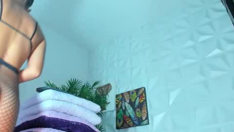 Snapshot of hellen_sky_ chatting on 10.25.25 hellen online show from 10.25.25