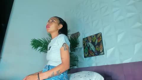 Snapshot of hellen_sky_ chatting on 12.22.25 hellen online show from 12.22.25