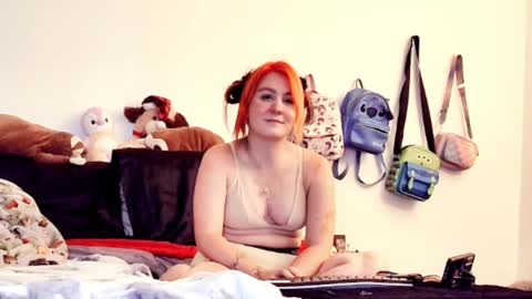 Snapshot of hellienadesroser chatting on 09.28.25 HellienaDesroser online show from 09.28.25