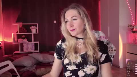 Alisia  Monday to Friday from 10 am to 4 pm GMT 2 online show from 09.25.25