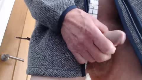 Snapshot of helpmegetitup70 chatting on 02.19.25 older cock online show from 02.19.25