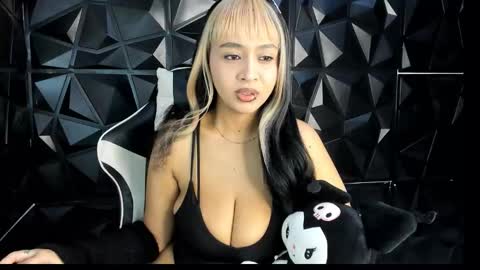 heluehorny13 online show from 10.25.25