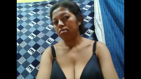 Snapshot of henitsaldy chatting on 09.17.25 henitsaldy online show from 09.17.25